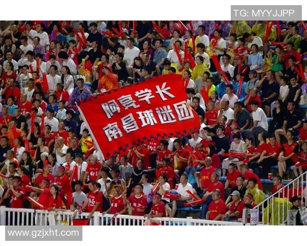 路人热议足球明星精彩瞬间视频播放引发球迷热情互动