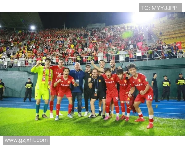 球迷热爱足球明星的多重原因与背后故事探讨